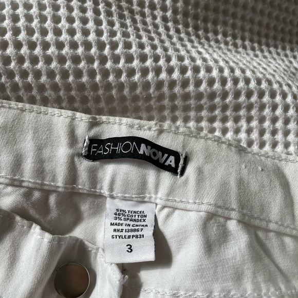 Fashion Nova “Canopy” white skinny jeans with knee rip style size 3 BNWOT - Picture 5 of 5